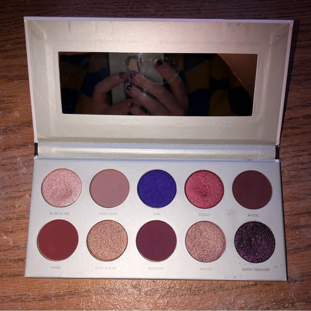 Eyeshadow palette Jaclyn Hill